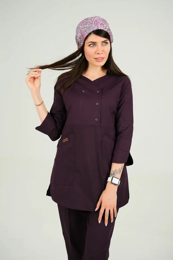 اسکراب پزشکی استین سه ربع زنانه رنگ بادمجونی همراه با شلوار پزشکی