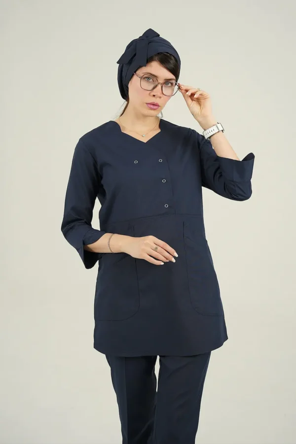 اسکراب پزشکی و جراحی رنگ سرمه ای تیره مدل آستین سه ربع زنانه